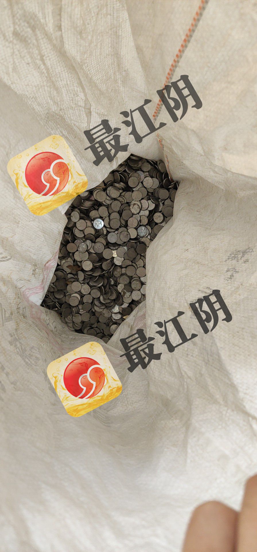 男子背81麻袋現金買車,現場圖超震撼!