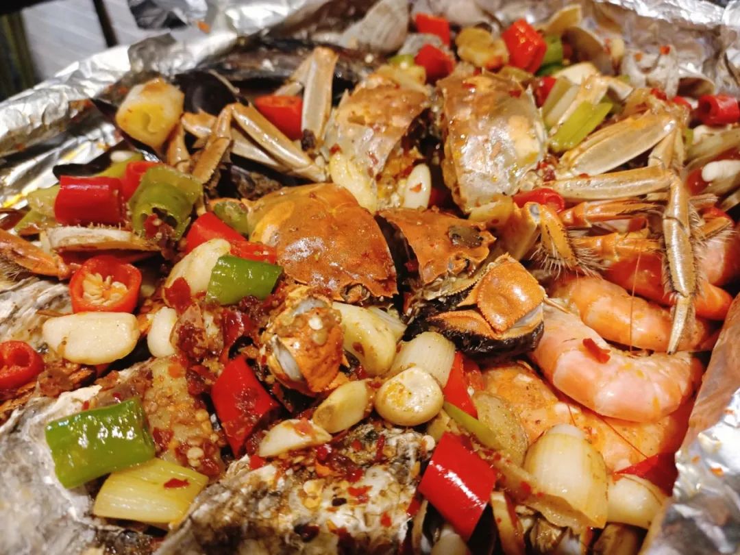 【巢货烧烤龙虾火锅】仅需99元的『纸包海鲜套餐』满满的海鲜紧密协调